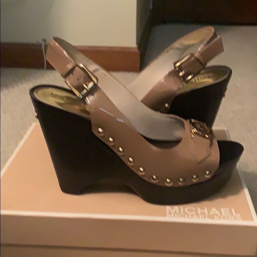 Patent leather studded two tone logo wedge sandals - Picture 2 of 5